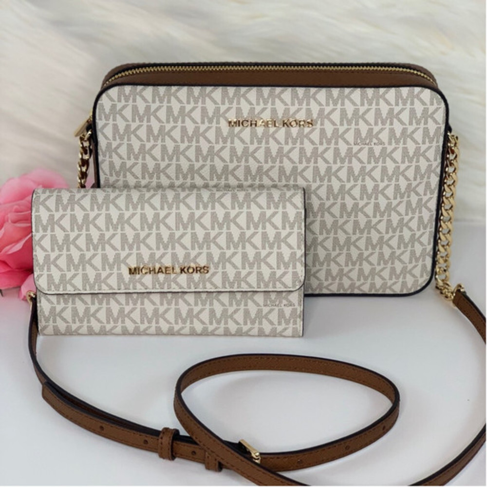 โค๏ธ Michael Kors Crossbody and Wallet Vanilla